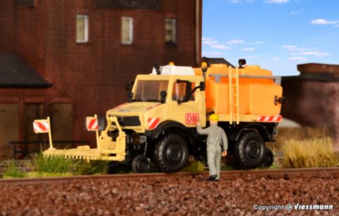 Unimog cu instalatie de intretinere